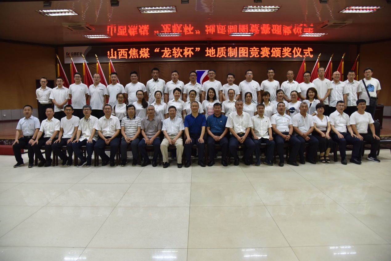 参赛人员合影留想.jpg 参赛人员合影留想.jpg