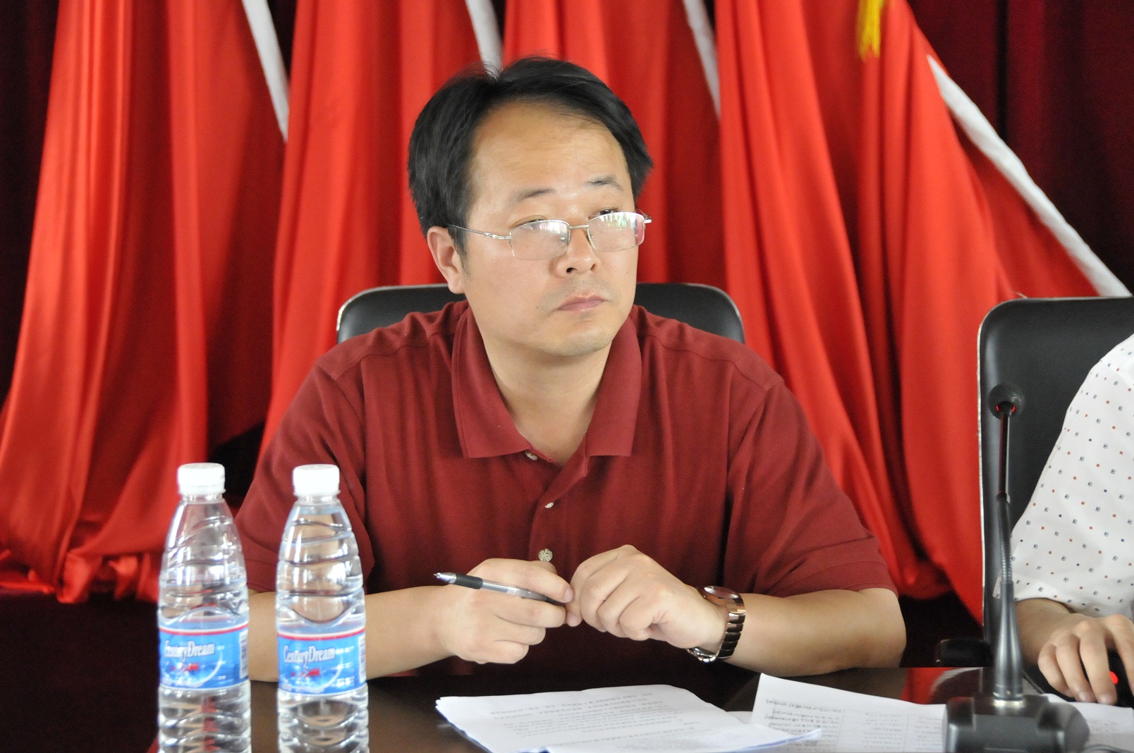 3朱学臣副部长主持典礼.jpg