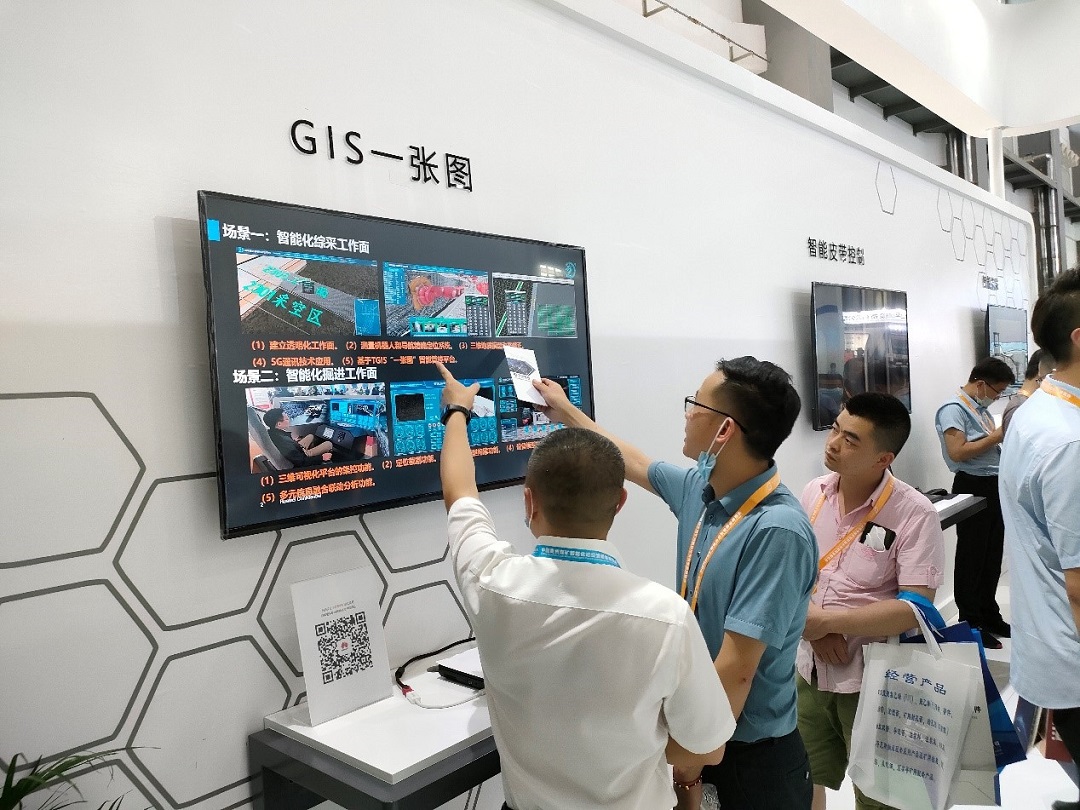 在华为结合展台与客户互换.jpg 在华为结合展台与客户互换.jpg