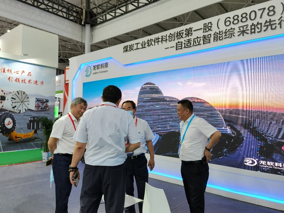 公司辅导同与会专家进行互换.jpg 公司辅导同与会专家进行互换.jpg